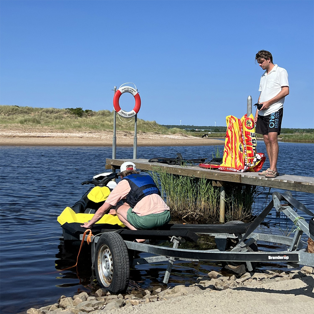 Slutligen kommer du tillsammans med vår instruktör ge dig ut på vatten. Du får lära dig att framföra vattenskotern säkert och sjömannamässigt sätt. Vi avslutar med ett teoriprov för att se att du uppfyller transportstyrelsen kunskapskrav. Efterfullgjord utbildning är det fritt fram att köra vattenskoter hur mycket du vill!